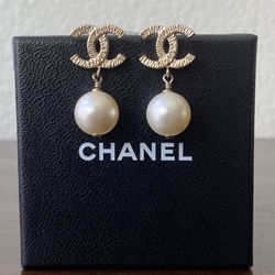 CHANEL VINTAGE DANGLING PEARL EARRINGS