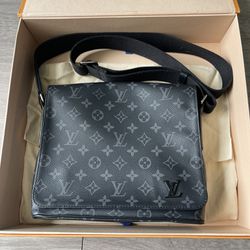 Second Hand Louis Vuitton District Bags
