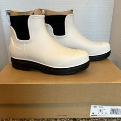 New Women’s UGG Boots Size 5