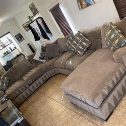 🌟 Gorgeous, Four Piece Modular Gray Sectional Couch 🛋️  ( FREE DELIVERY 🚚)