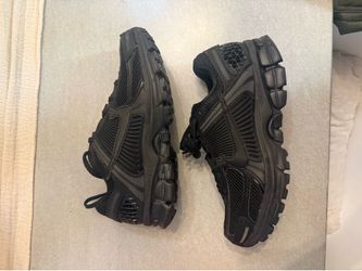 New Nike Vomero 5 all black Mens 6 or 7.5 Women’s