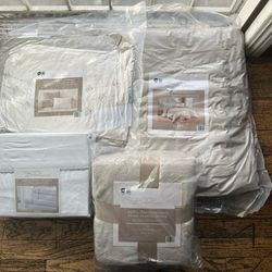Complete Bedding Set In Perfect Condition With Queen Size Sheets  Blanket  Pillows And Comforter  NEW NEW 
