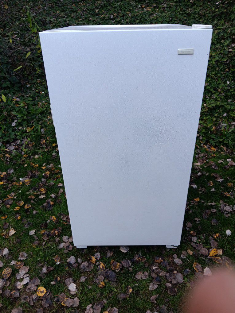 "PENDING"VERY NICE 16 CUBIC FOOT UPRIGHT FREEZER FOR SALE