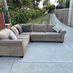 Sectional Couch **FREE lOCAL DELIVERY **