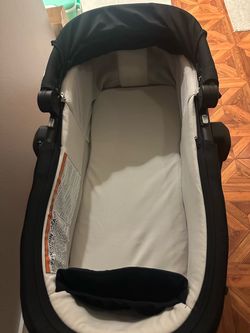 Nuna SWIV Bassinet + Stand – Like New