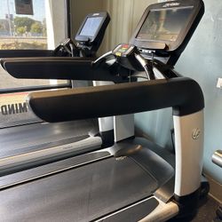 2x Great condition LIFEFITNESS treadmills 