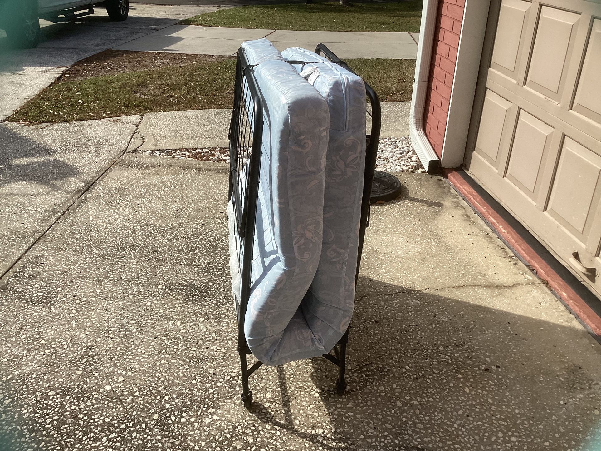 Twin folding rollaway bed