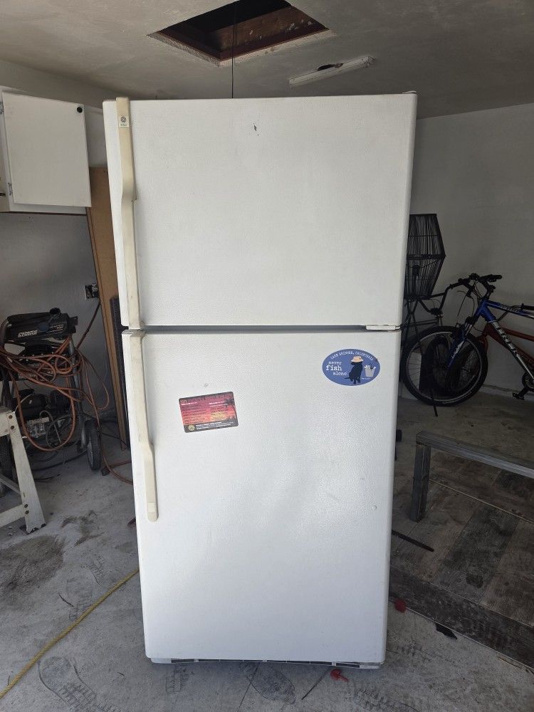 GE REFRIGERATOR WHITE