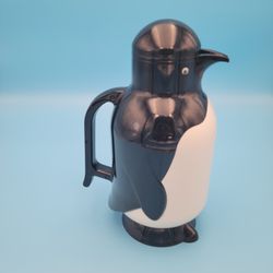 Penguin Pitcher 11 Hot Cold Beverage Carafe by Metrokane for Sale in San  Diego, California - OfferUp