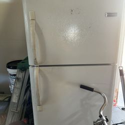 REFRIGERATOR 