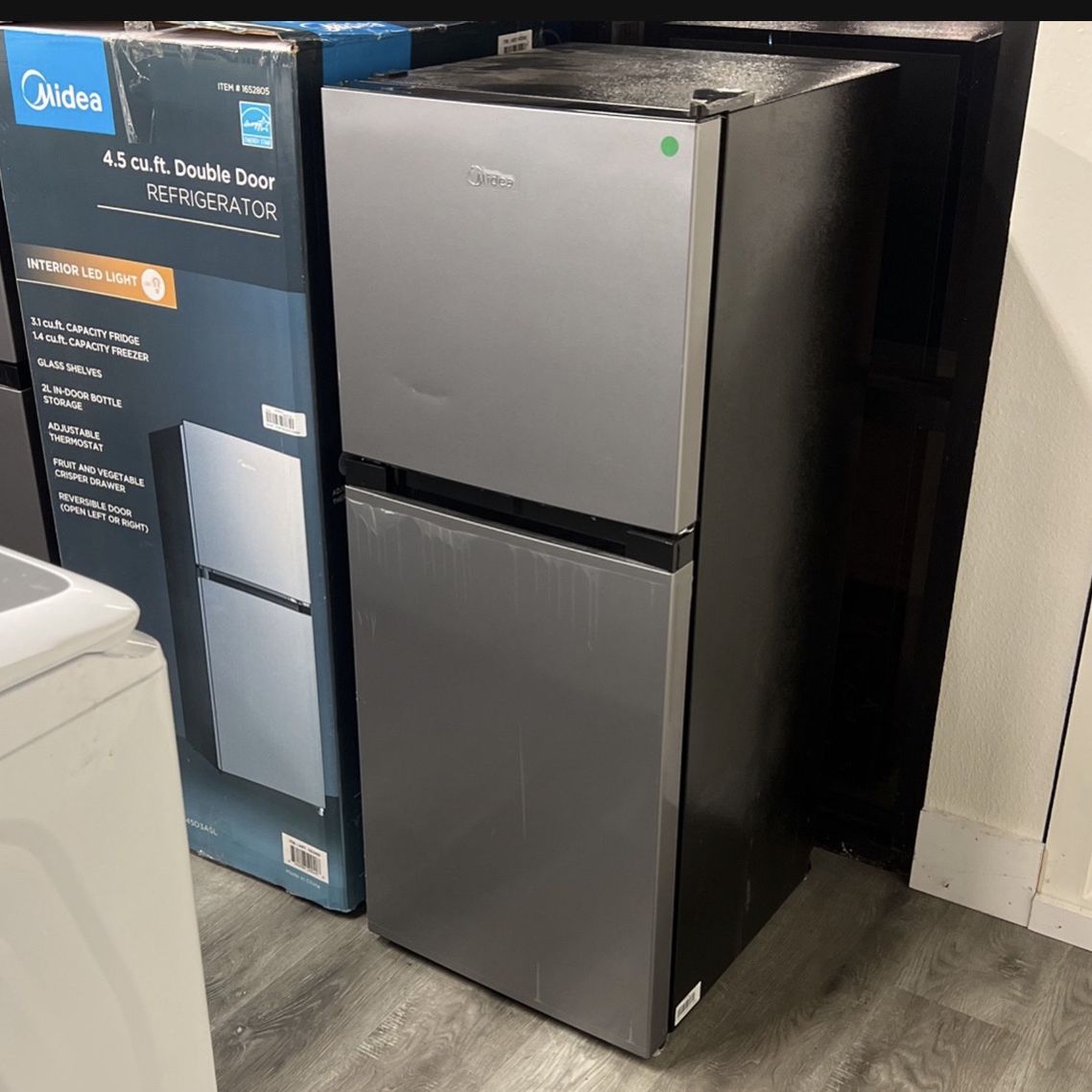 Midea 4.5 Cu Ft Mini Fridge Refrigerator Top Freezer 