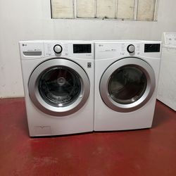 Set of washer machine LG and gas dryer. In perfect conditions and works perfectly. Washer machine capacity of 4.5 and dryer capacity 7.4. Deliver to y