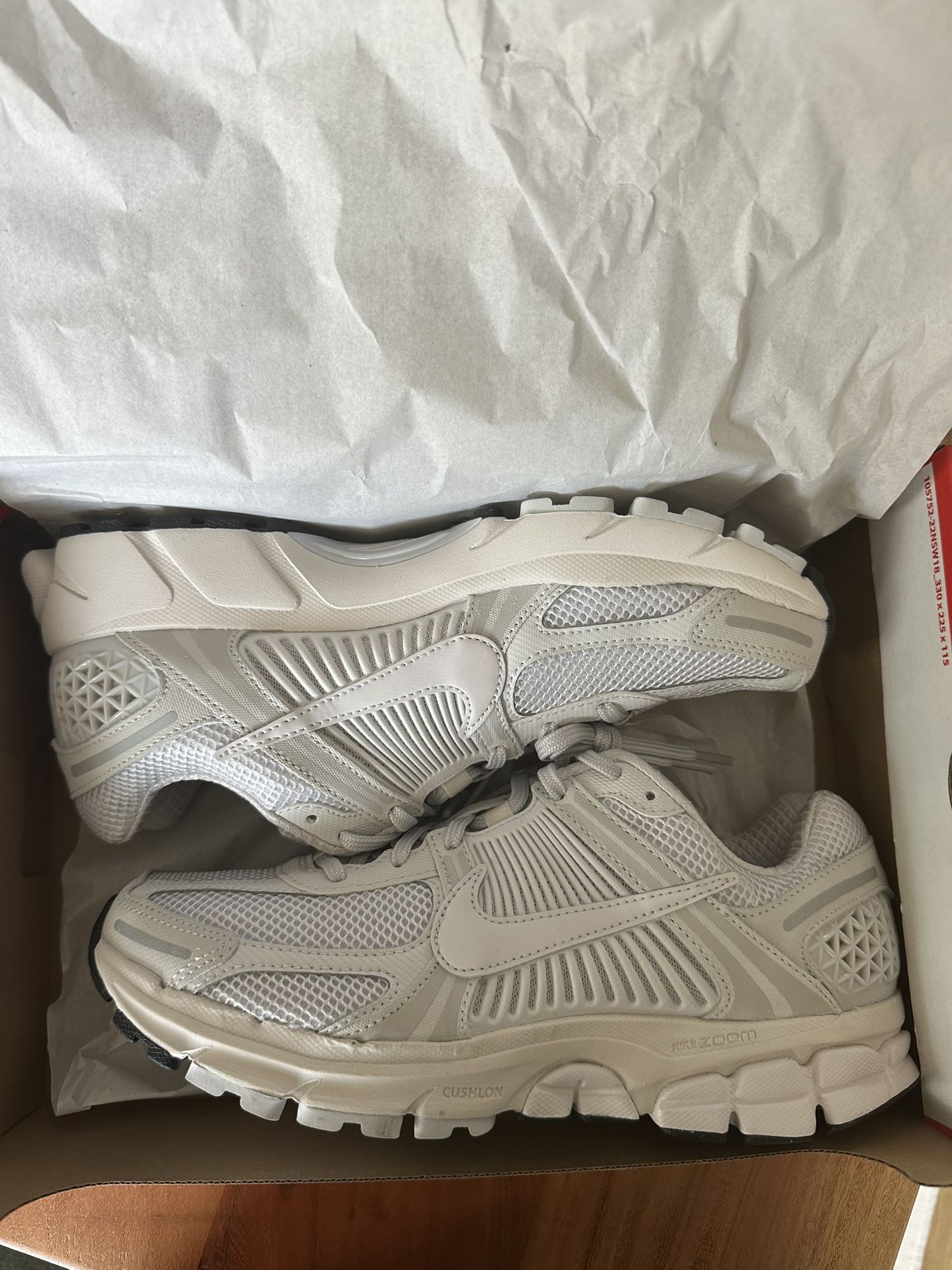 Nike Vomero Grey/Cream/White Shoes Size 9.5
