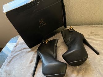 Black 5 inch closed toe heel booties size (7.5)