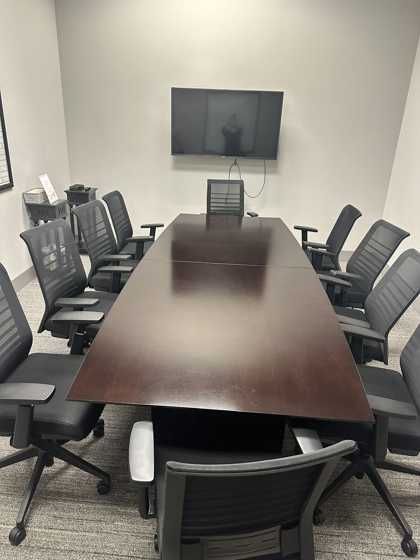 Conference room w/ 10 chairs