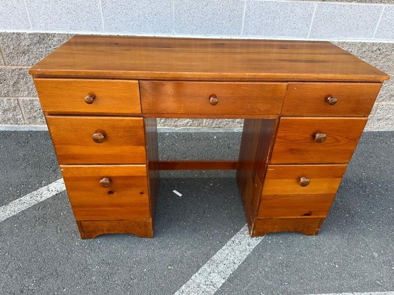 Solid wood, desk table with 7 drawers/escritorio de madera solida con 7 cajones