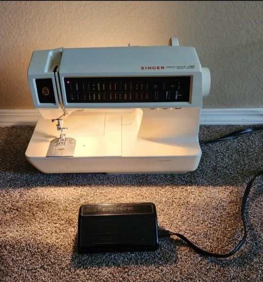 Singer Scholastic Model 2010 Sewing Machine with leather bag