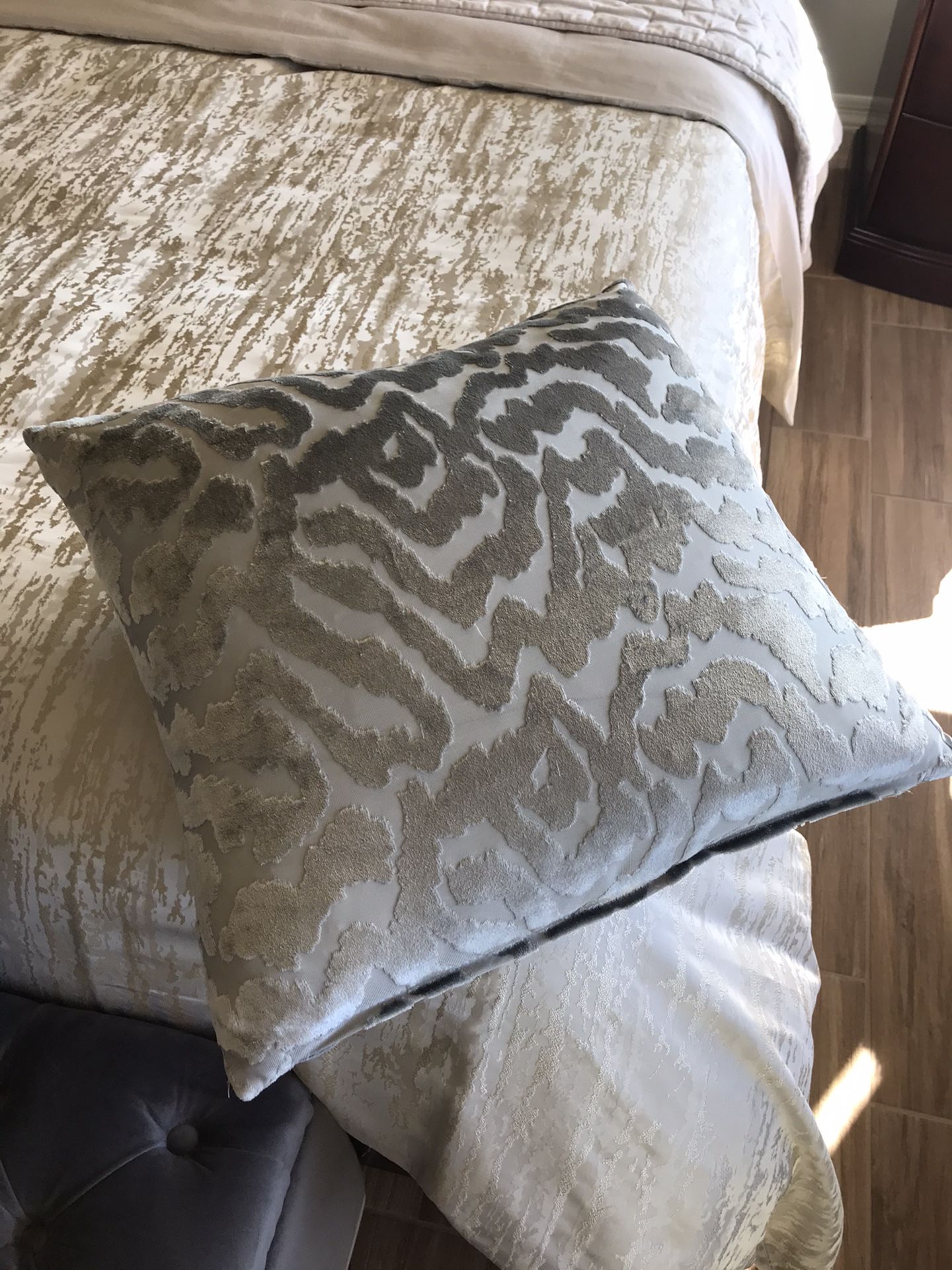 Deco pillows.