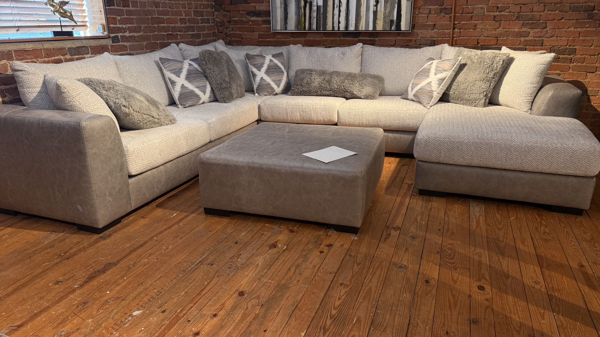 New 3 pc sectional sofa with ottoman by Albany furniture.