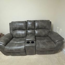 Reclining leather loveseat - Like New 