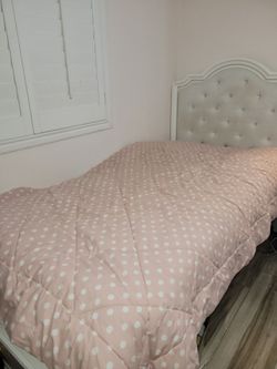 Twin Bed Frame with Tufted Upholstered Headboard