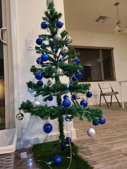 Christmas tree 5ft. With deco and stand and light with different settings. Suitable for small spaces.