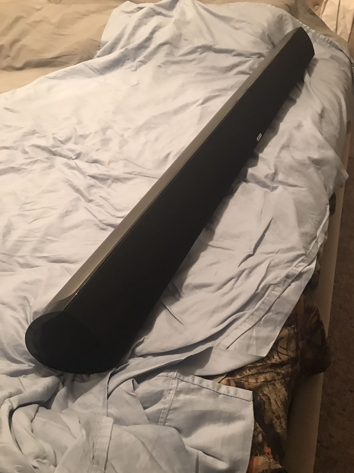 POLK AUDIO SURROUND SOUNDBAR 2000 WITH ALL IN ONE SPEAKER SYSTEM 110 - 220 240 VOLTS