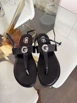 Sandalias negras para mujer marca G by GUESS Los Angeles, talla 8M.