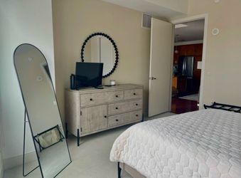 Like New Queen Bedroom Set