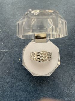 New Women’s Size 8 Anniversary Ring