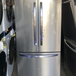 Frigidaire 31.5inch French Door Refrigerator with 17.6 Cubic Feet Capacity