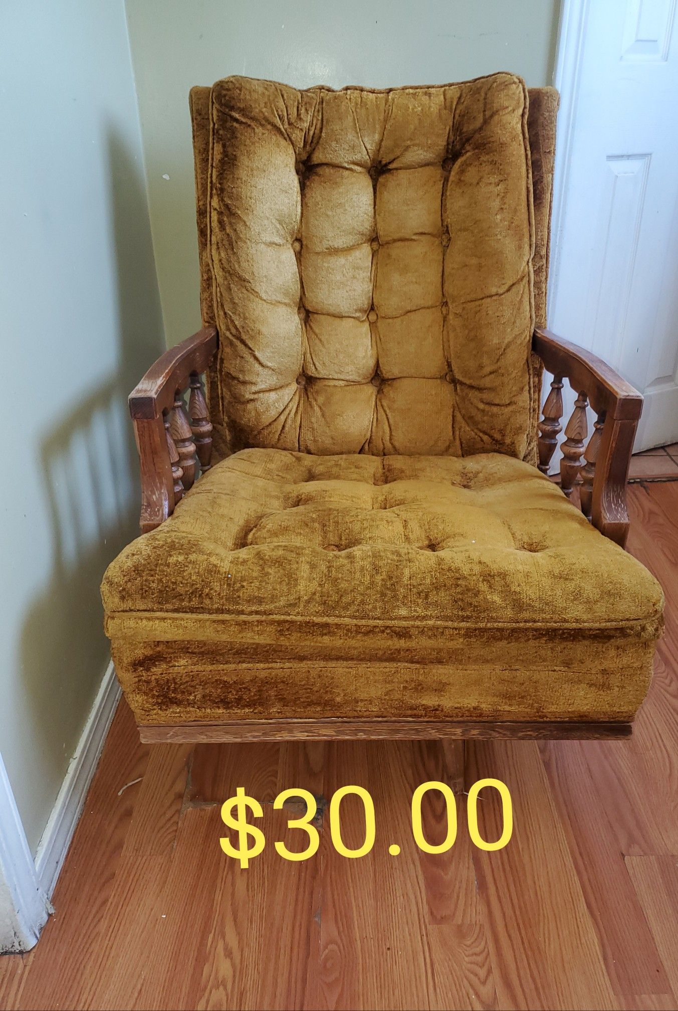 ANTIQUE CHAIR