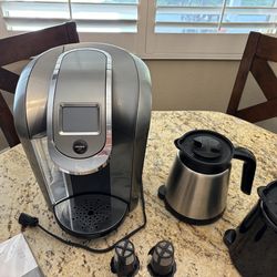 Keurig with two coffee carafes, and two reusable pods