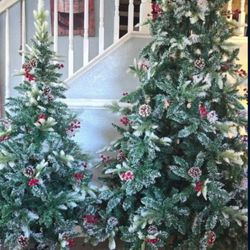 Brand New In Box 5ft Green Flocked White Artificial Christmas Tree With Pines & Berries  Includes Stand Arbol De Navidad Nuevo En Caja Xmas Tree Holid