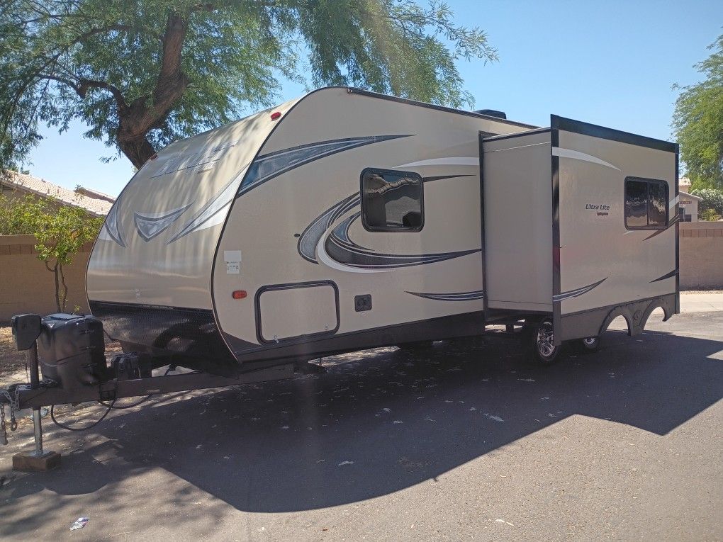2018 Bullet Ultra Lite By Keystone With Large Slide Out 1 Owner 26ft
