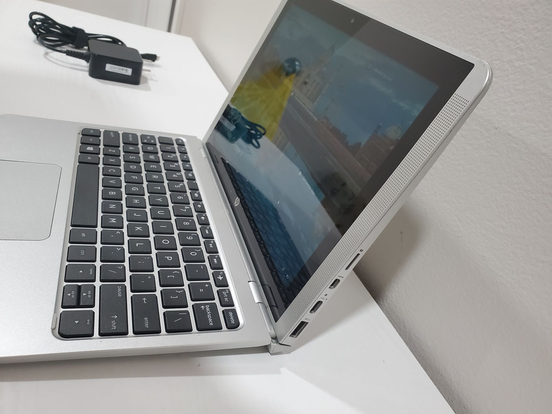 Laptop HP x2 - 10-p018wm Intel® Atom™ x5-Z8350 4 GB RAM 64 GB SSD Notebook PC Windows 10 hp dell apple