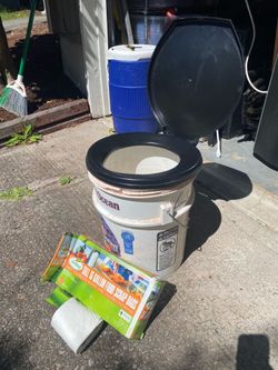 Portable Camping Toilet / Emergency Bucket Toilet Kit
