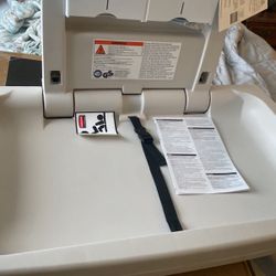 Rubbermaid baby changing station