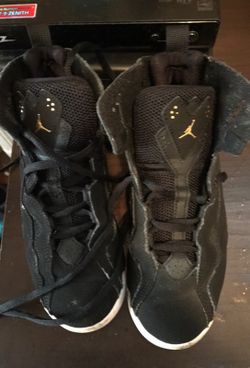 Boys 1.5 black Jordans