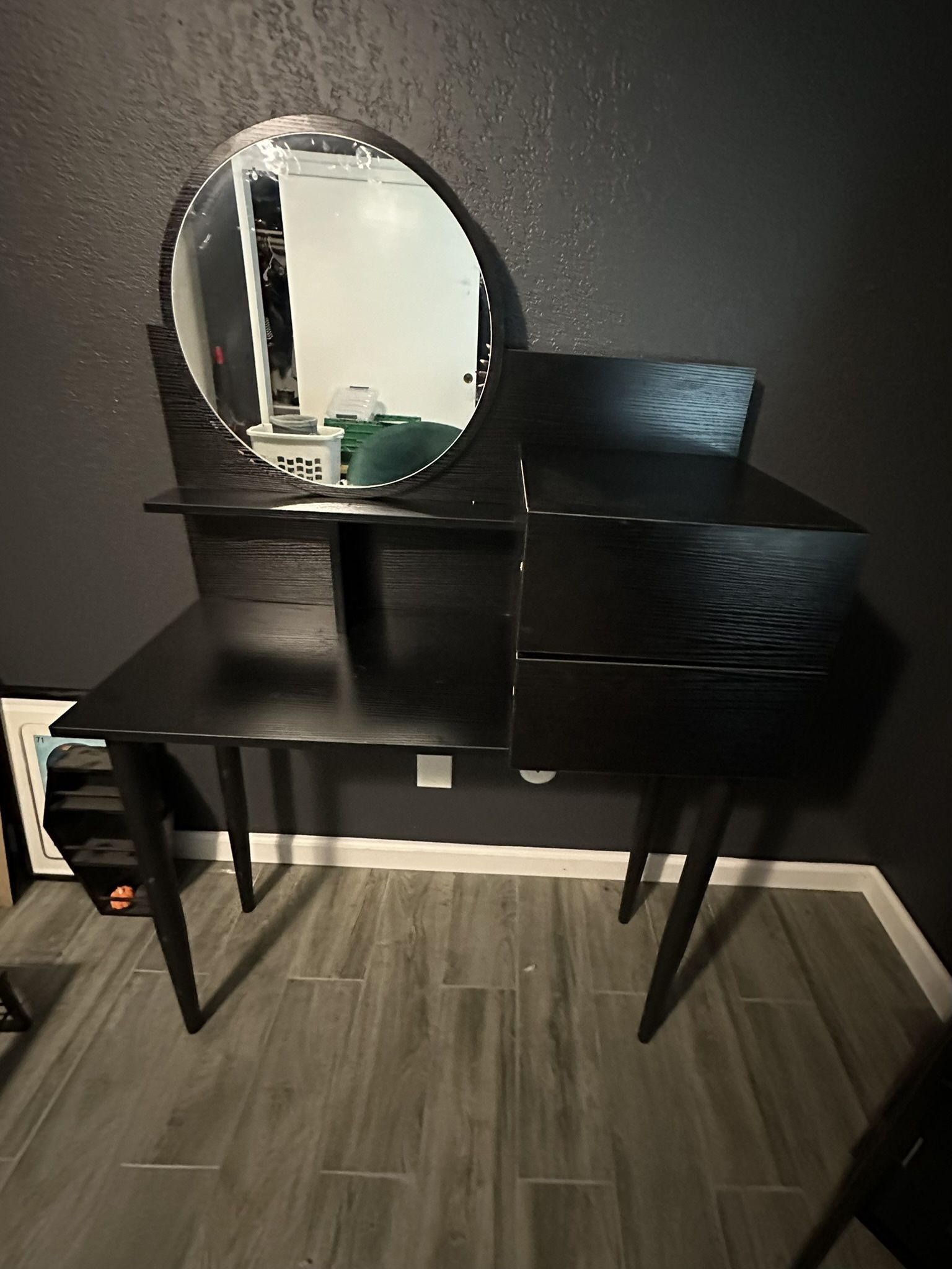 Vanity Desk With Mirror