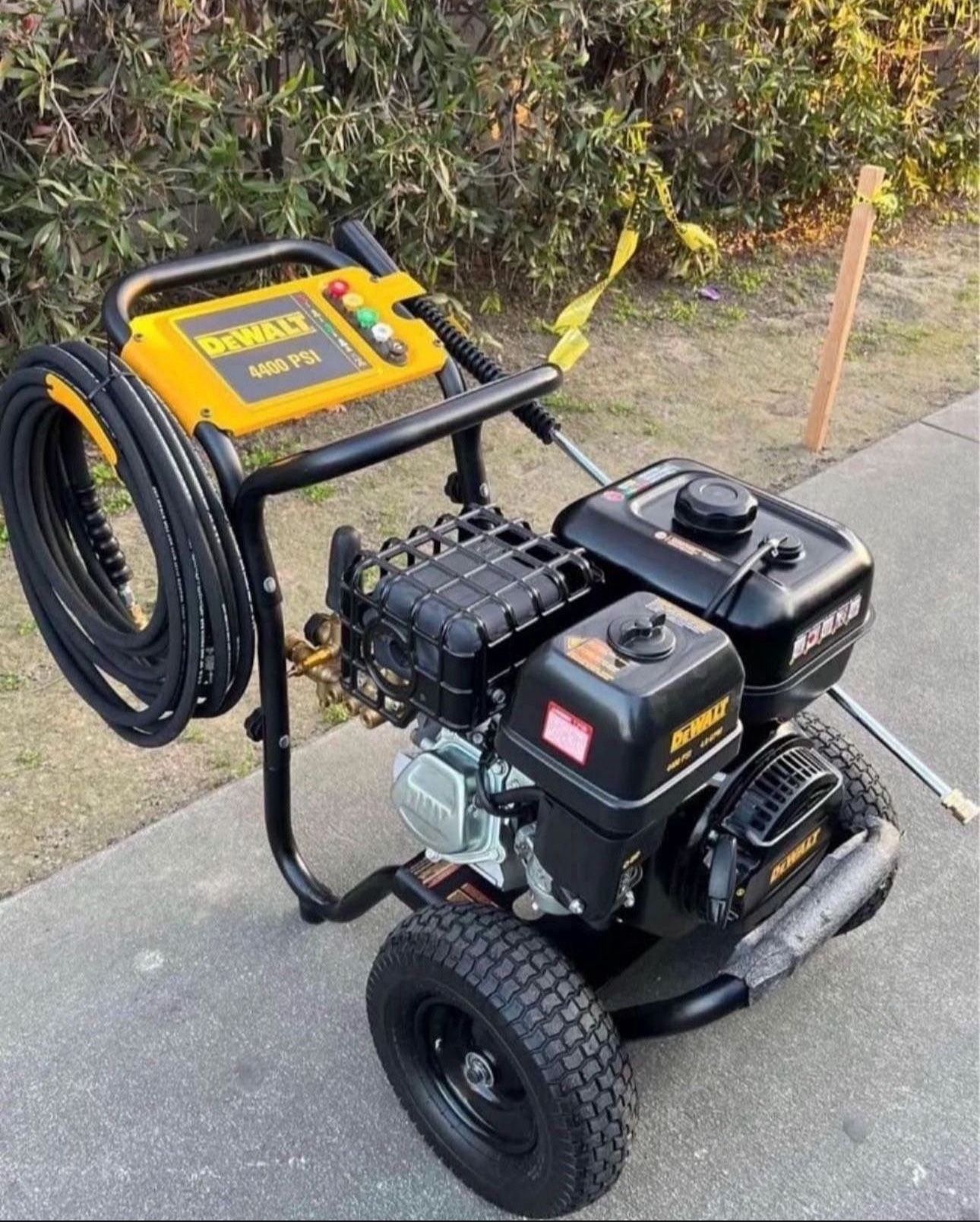 DEWALT 4400 PSI 4.0 GPM Cold Water Gas Pressure Washer