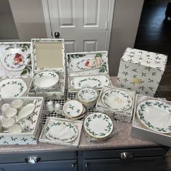 44 piece Mikasa Bone China Holly Ribbon set