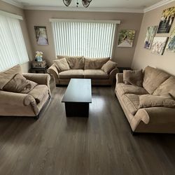 4 piece living room set - Couches/coffe table