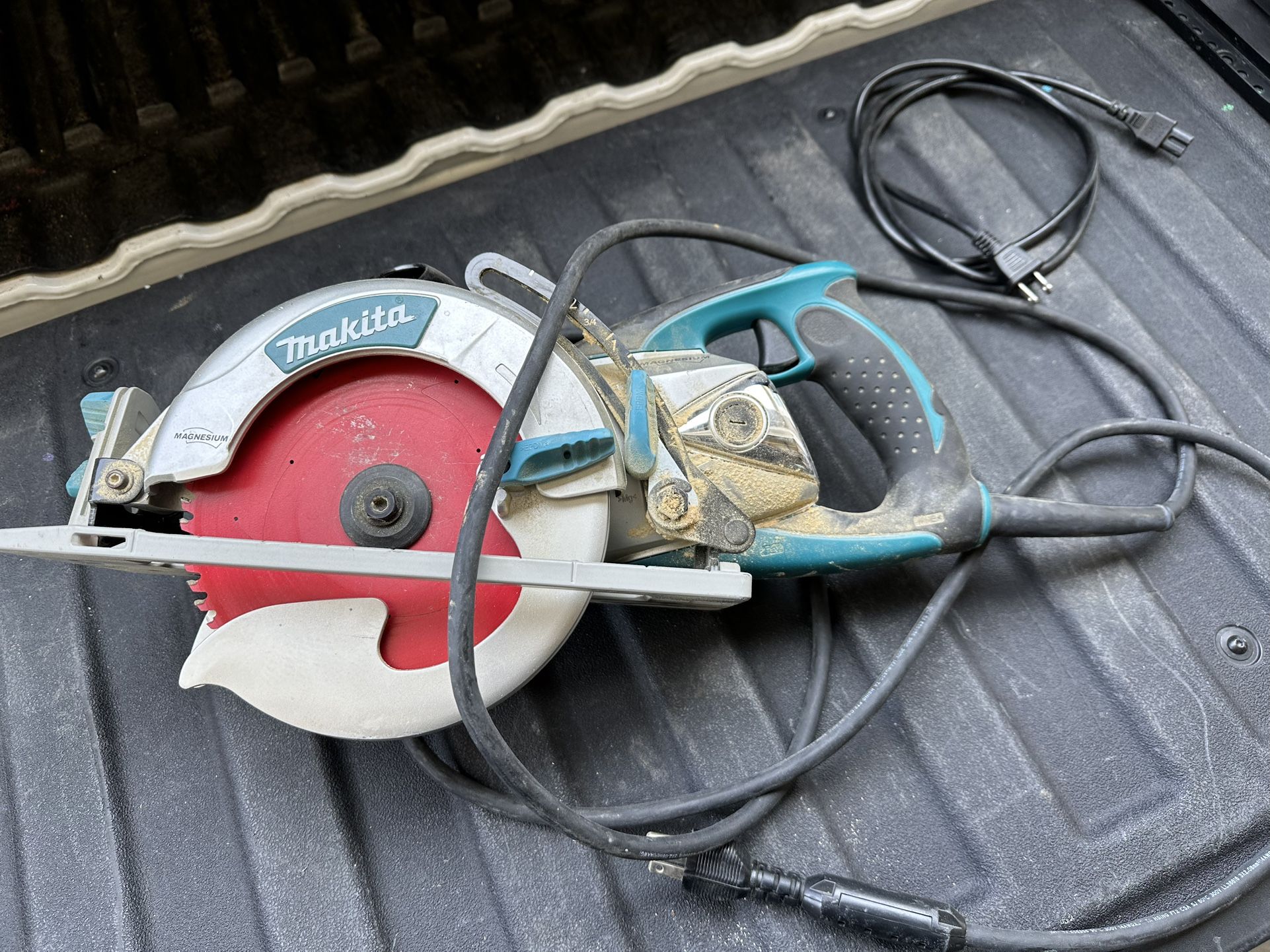 Makita 7-1/4 In. Corded Magnesium Hypoid Saw