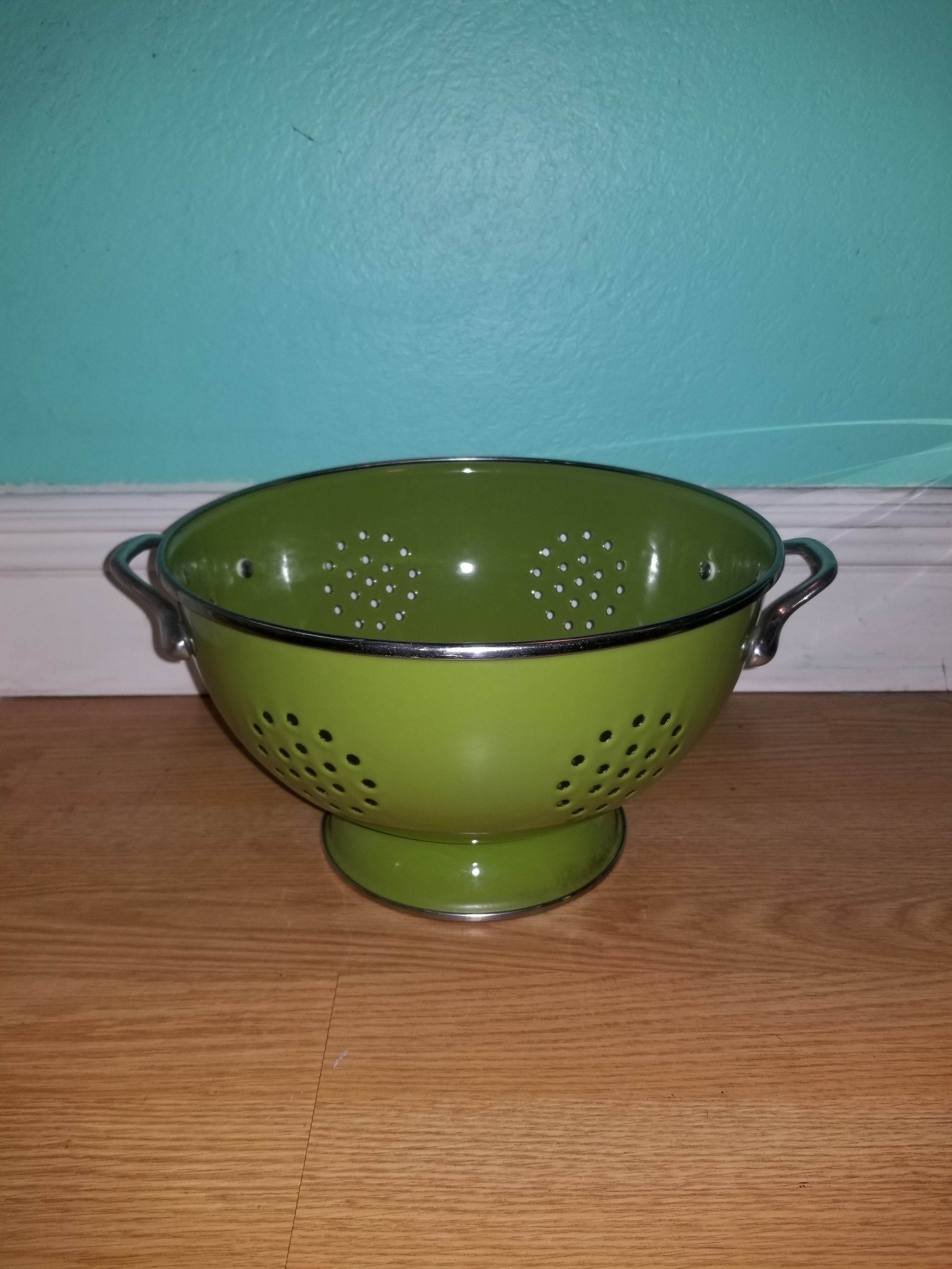 Green metal colindar... Like new!