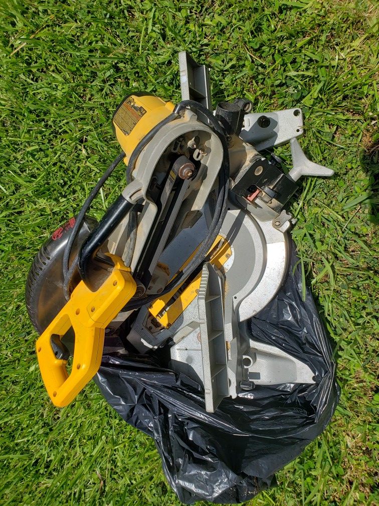 DEWALT DW716XPS 12" DoubleBevel Compound Miter Saw with XPS Light has