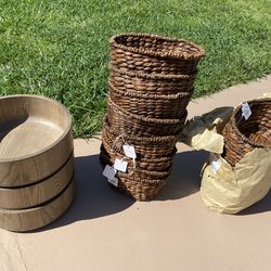 18 home goods 15basckets and 3 wooden bowls