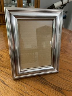 Fetco 4.5” x 6.5” Silver Toned Desk or Wall Mount Picture Frame in Excellent Condition