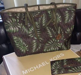 NEW MICHAEL KORS TOTE BAG WITH ORIGINALBOX & TAGS ( ORIGINAL TAGS PRICE WAS $348+ )