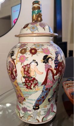 Large 14” Vintage Chinese Famille Rose Porcelain Temple/Ginger Jar w/ lid